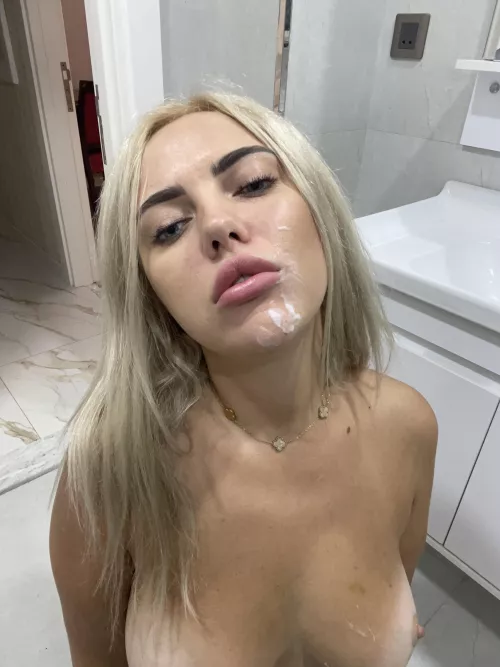 That cute face and luscious lips must be all in jizz