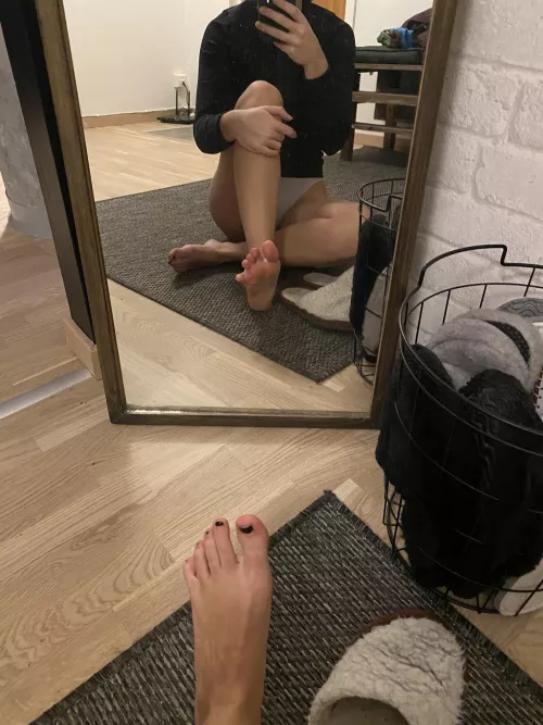 Who's sucking my toes