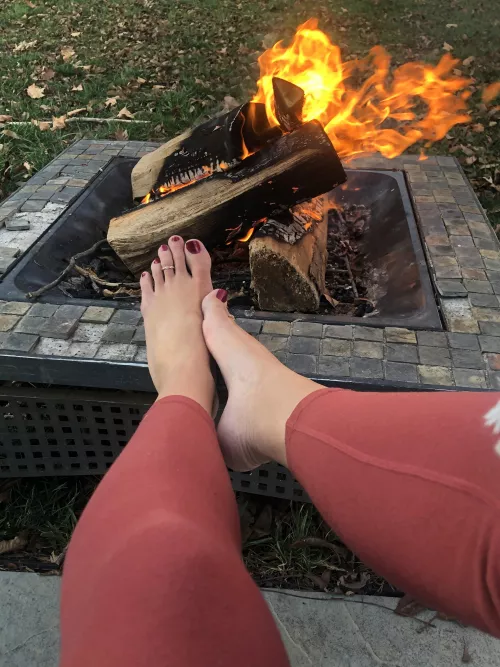 Your American girl staying cozy by the thanksgiving fire 🔥. Oc
