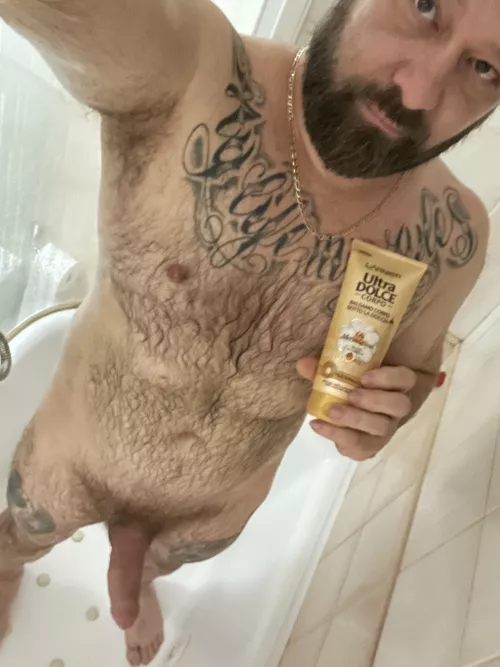 After the shower, a little body cream and the day starts in the best possible way, some volunteers to help me spread it on?(43)