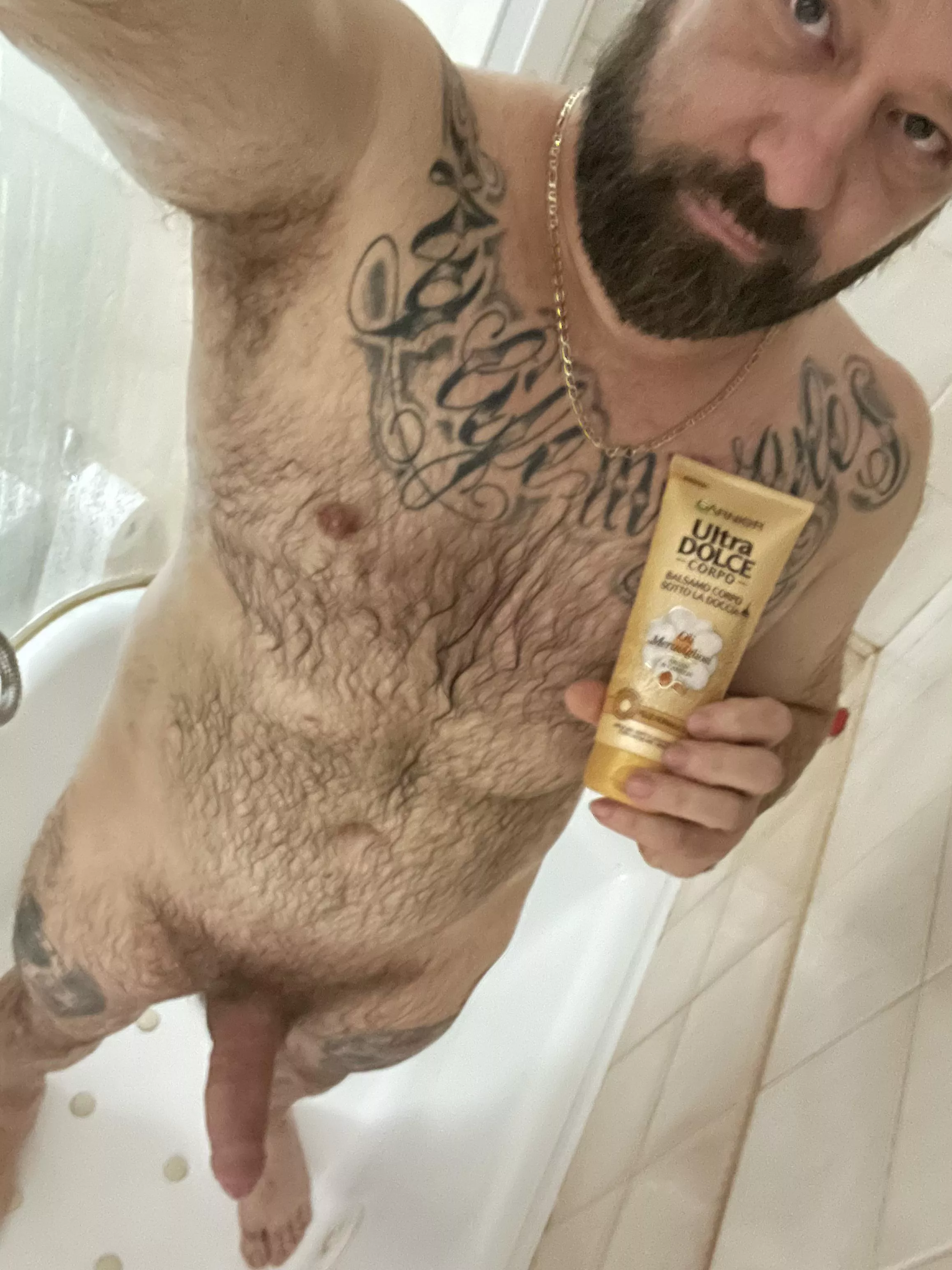 After the shower, a little body cream and the day starts in the best possible way, some volunteers to help me spread it on?(43)