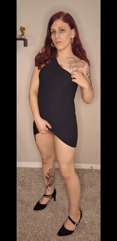 Lifting up my tight dress a bit~