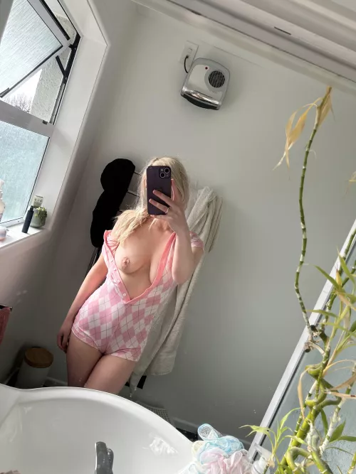 Like what you see babe?