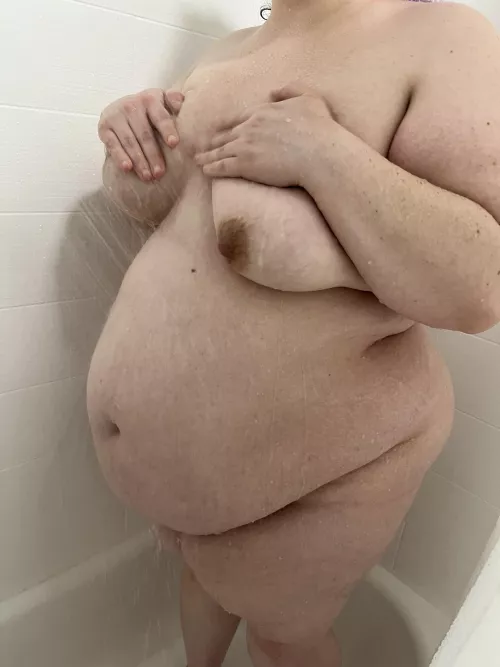 Loving my pregnant belly 😊