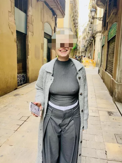 Reading Reddit messages whilst walking around la rambla