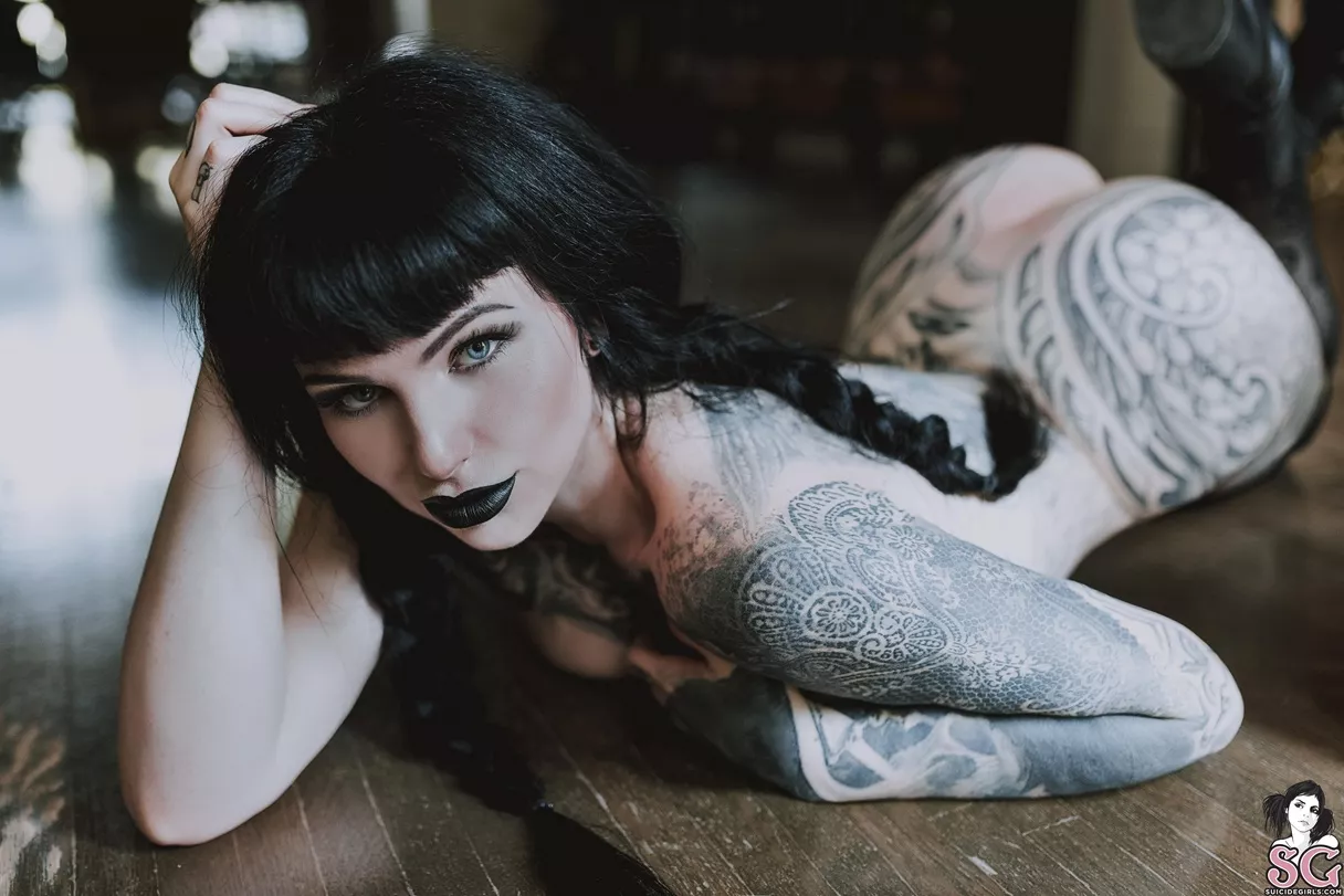 Share the joy of SG with our membership + calendar bundle ✨🖤 signed by cover model, Penny