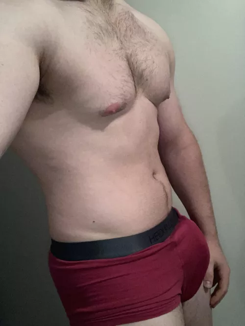 Some bulge and chest hair for you on your Sunday 😏
