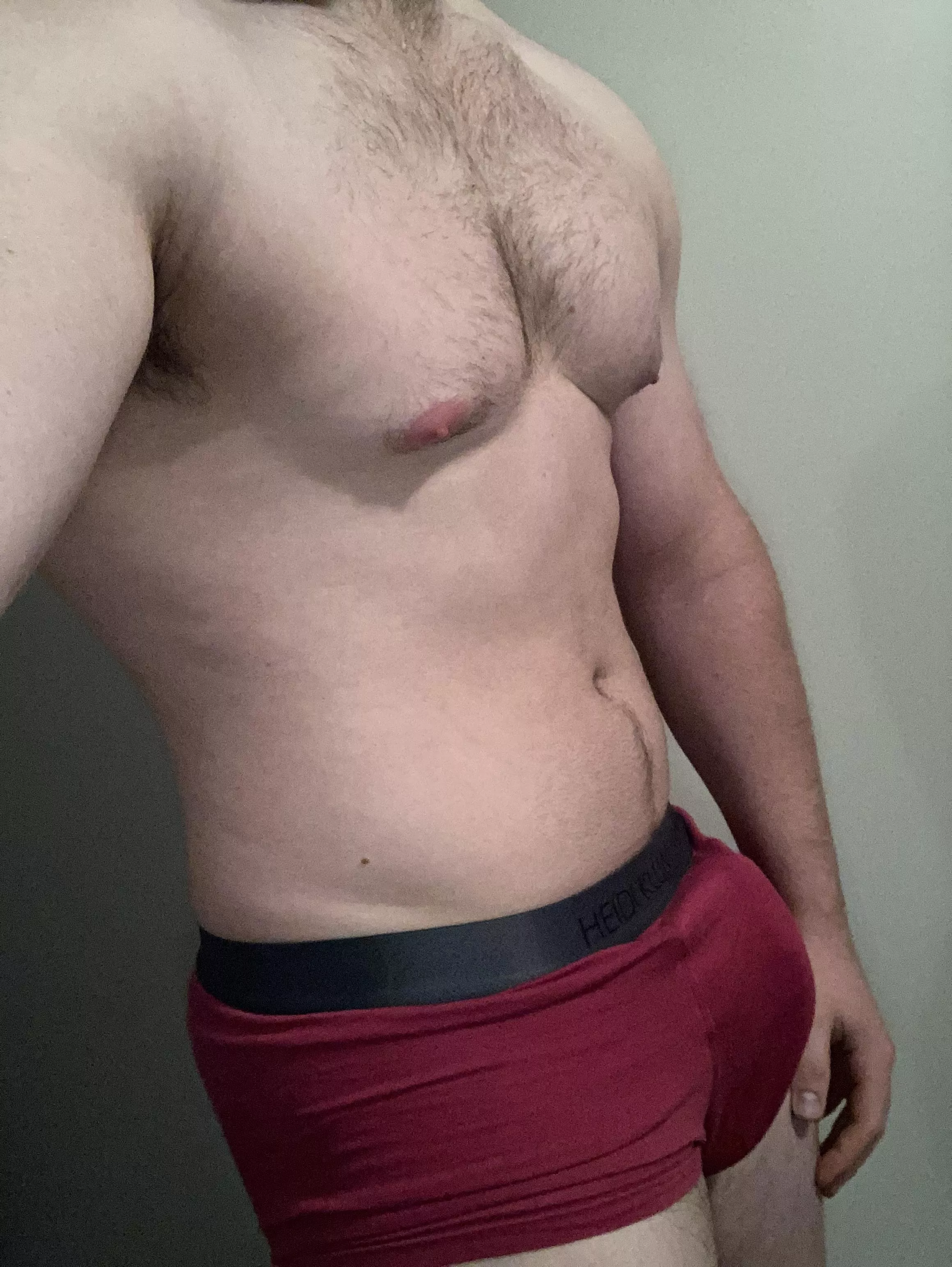 Some bulge and chest hair for you on your Sunday 😏