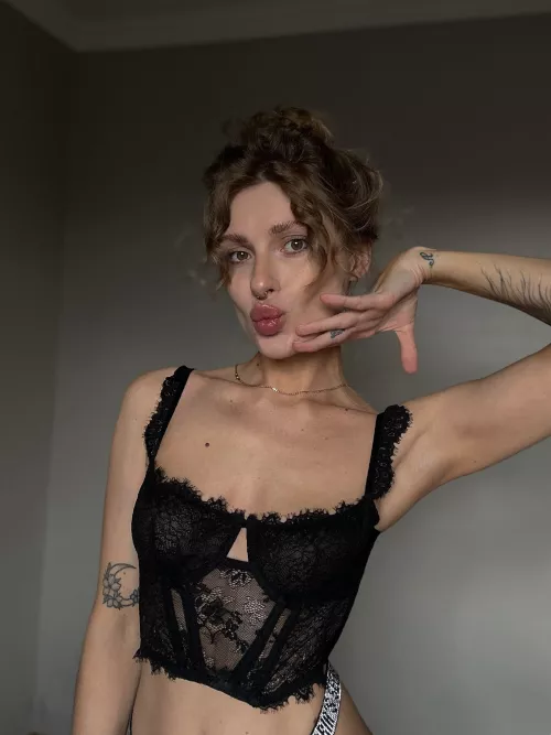 With this hairstyle and corset I'm such a lady