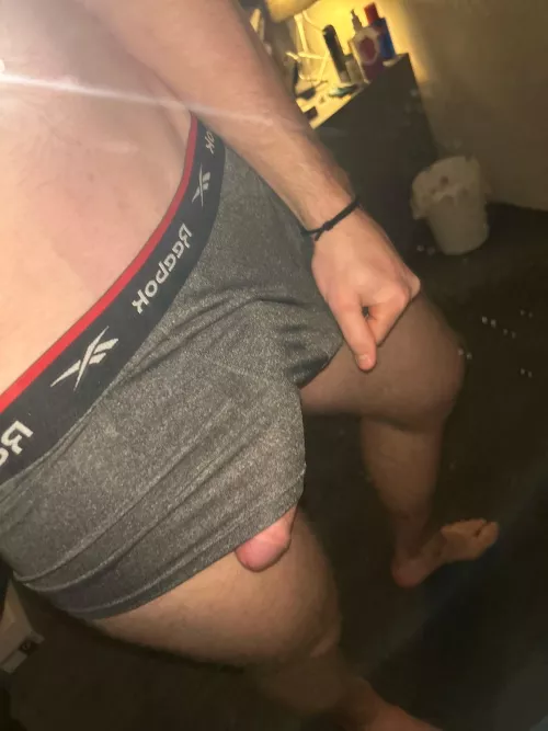 20M “striaght curious” Thick BWC looking for smooth bottoms DM