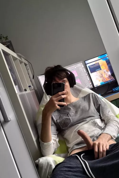 21 m , anyone else horney?😇