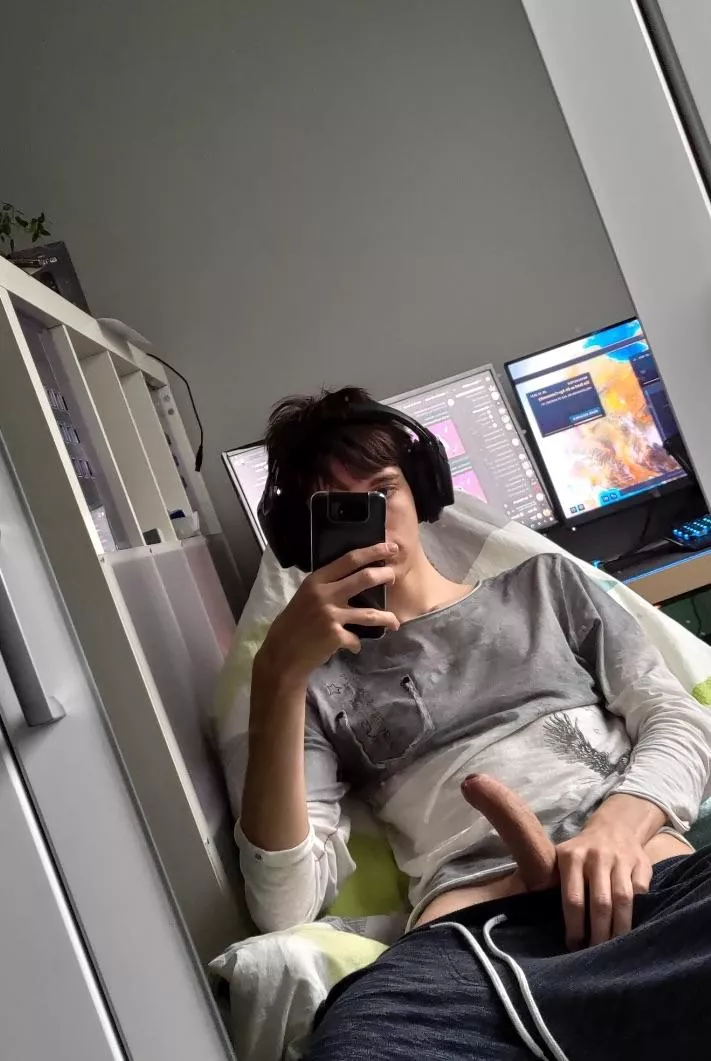 21 m , anyone else horney?😇