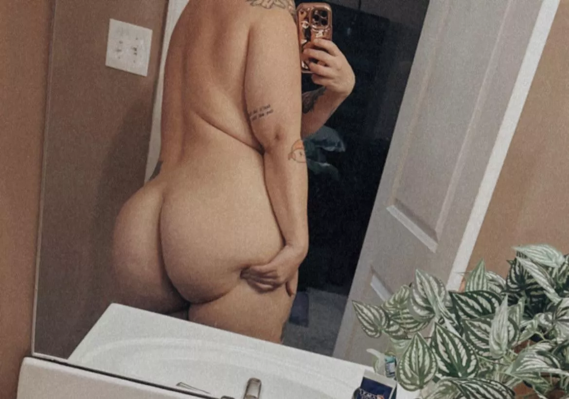 Are mirror nudes still hot? Asking for a millennial PAWG who doesn’t know what’s in anymore. 😉🍑