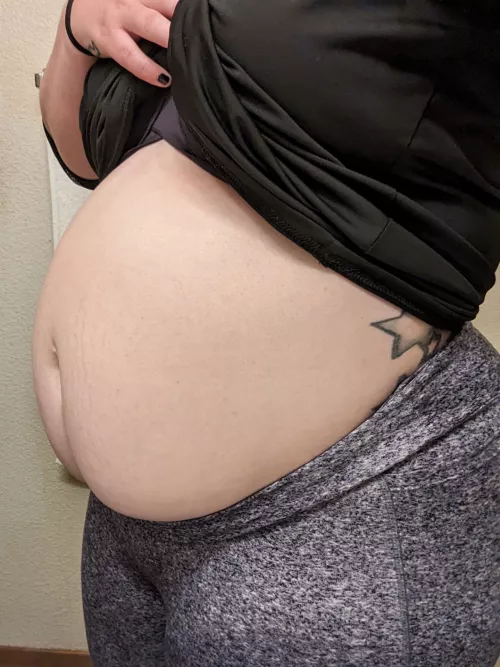 Belly looking perma Prego after Thanksgiving🦃