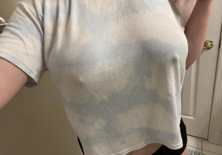 Do you think anyone can tell I’m not wearing a bra?