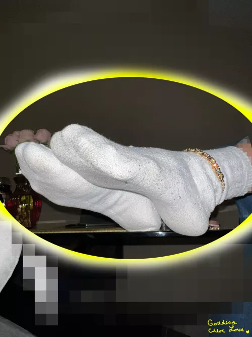 [F]23 I want you to focus only on my socks. Yellow.