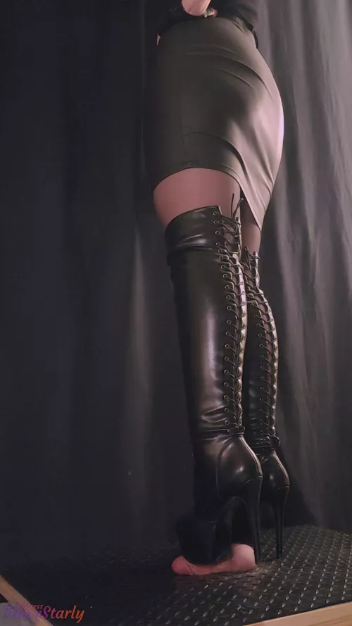 Feeling like a queen with these boots😈