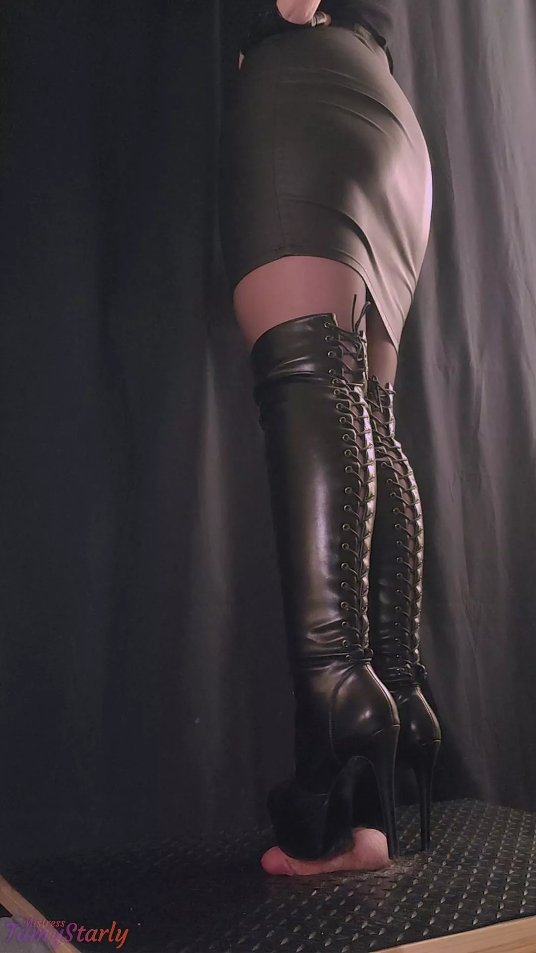 Feeling like a queen with these boots😈