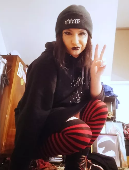First time posting face here but I felt really cute in this fit and makeup :3