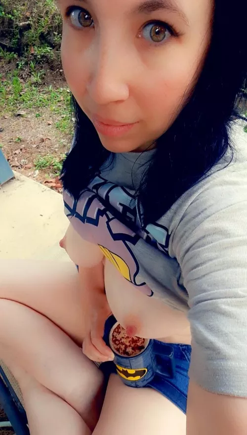 Happy Sunday my fellow sinners! Join me outside for coffee and let's put on a show for the neighbours 😉