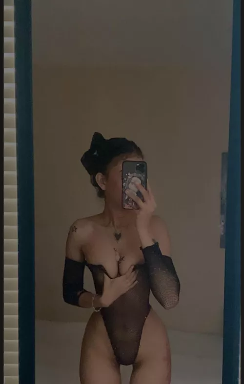 I love sending photos of my naked body to the internet!