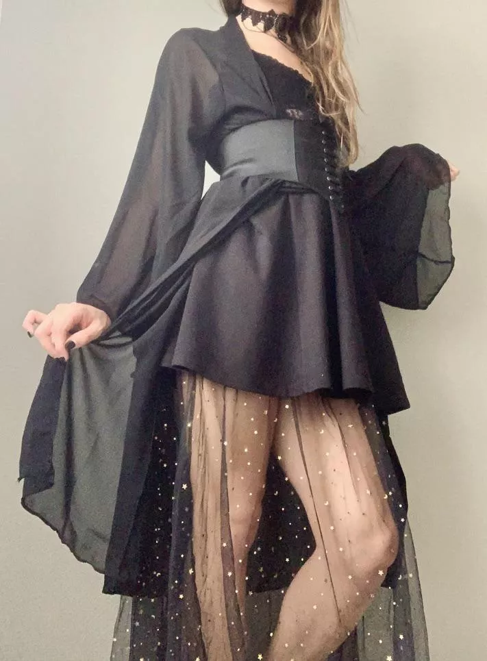 Idc if halloween is over I still wanna wear witchy outfits :3