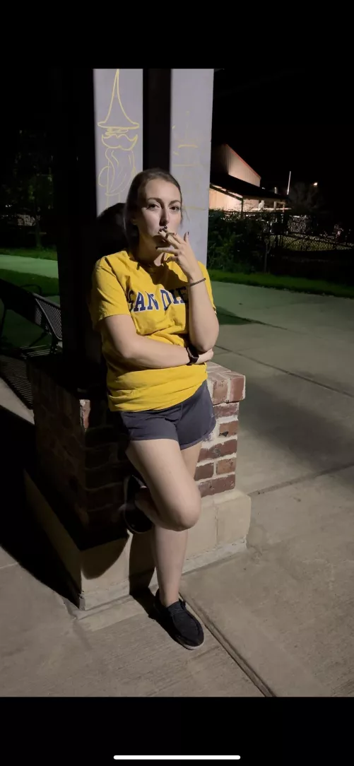 Let these sweet eyes look into your soul while I smoke for you😘