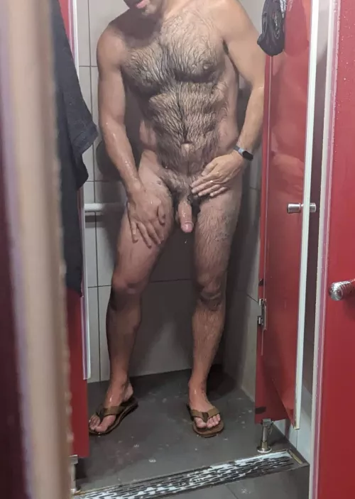 My husband took a pic of me at the gym with me knowing 😄