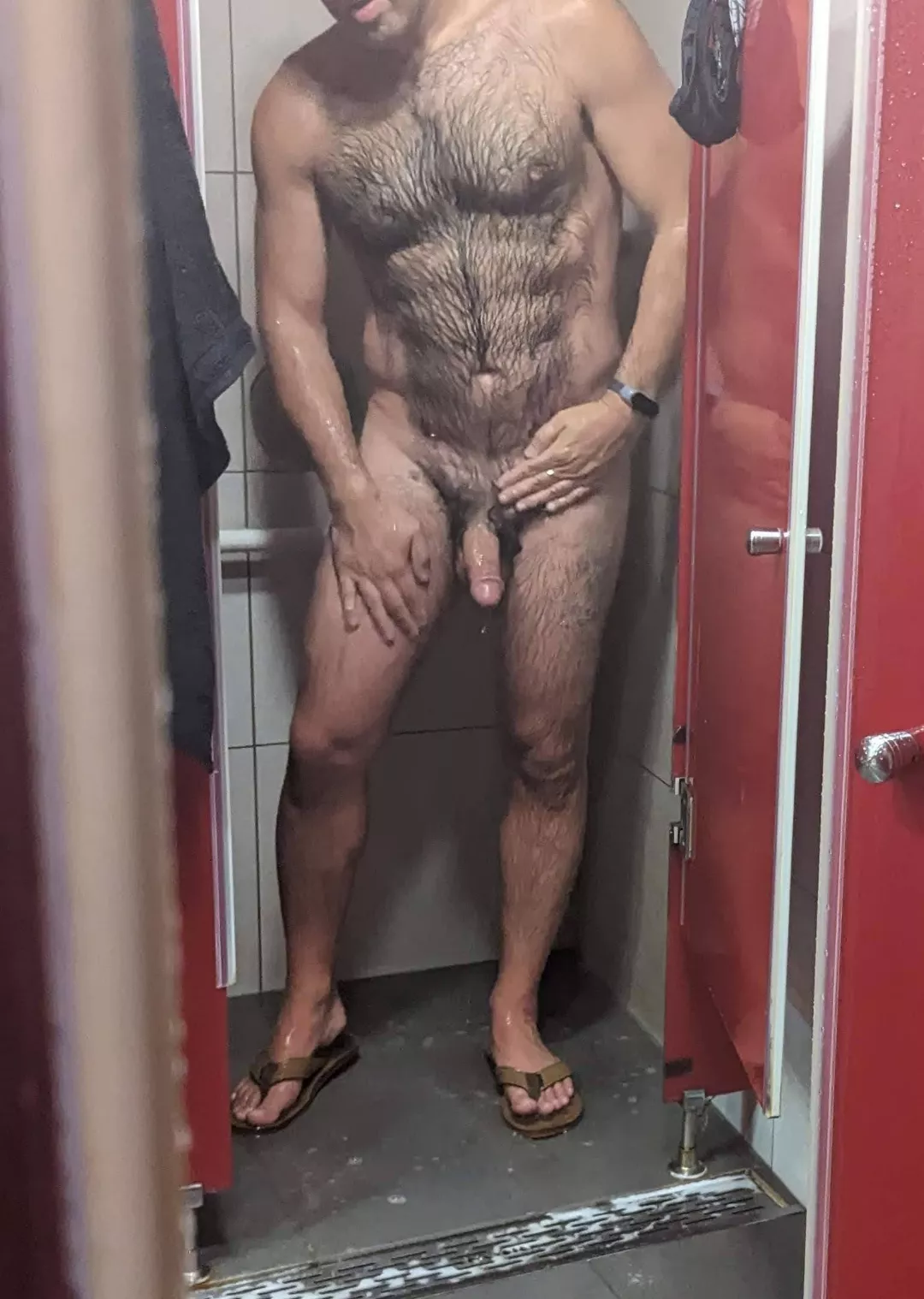 My husband took a pic of me at the gym with me knowing 😄