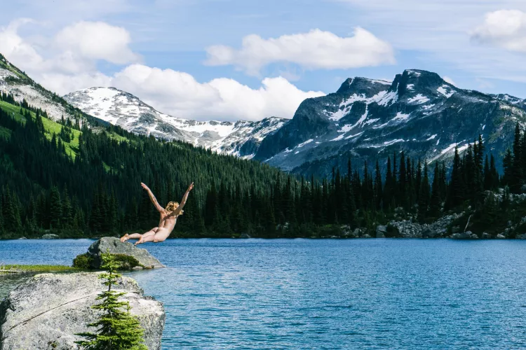 Swan dive into the glacier lake