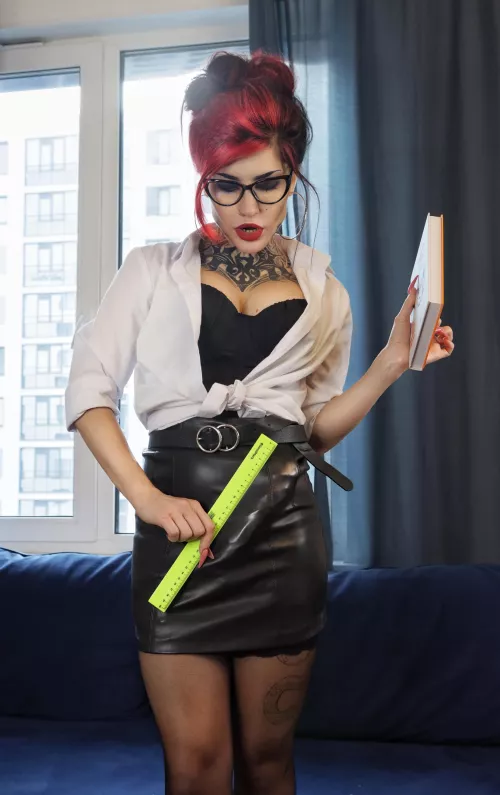 There are so many people on the subway during rush hour, it’s hard for teachers. Is it okay if I snuggle up to you from behind?