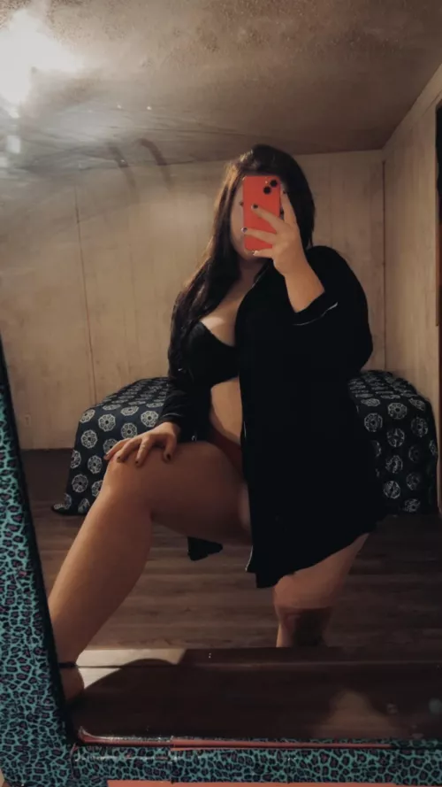 Very pretty brunette.🖤😏