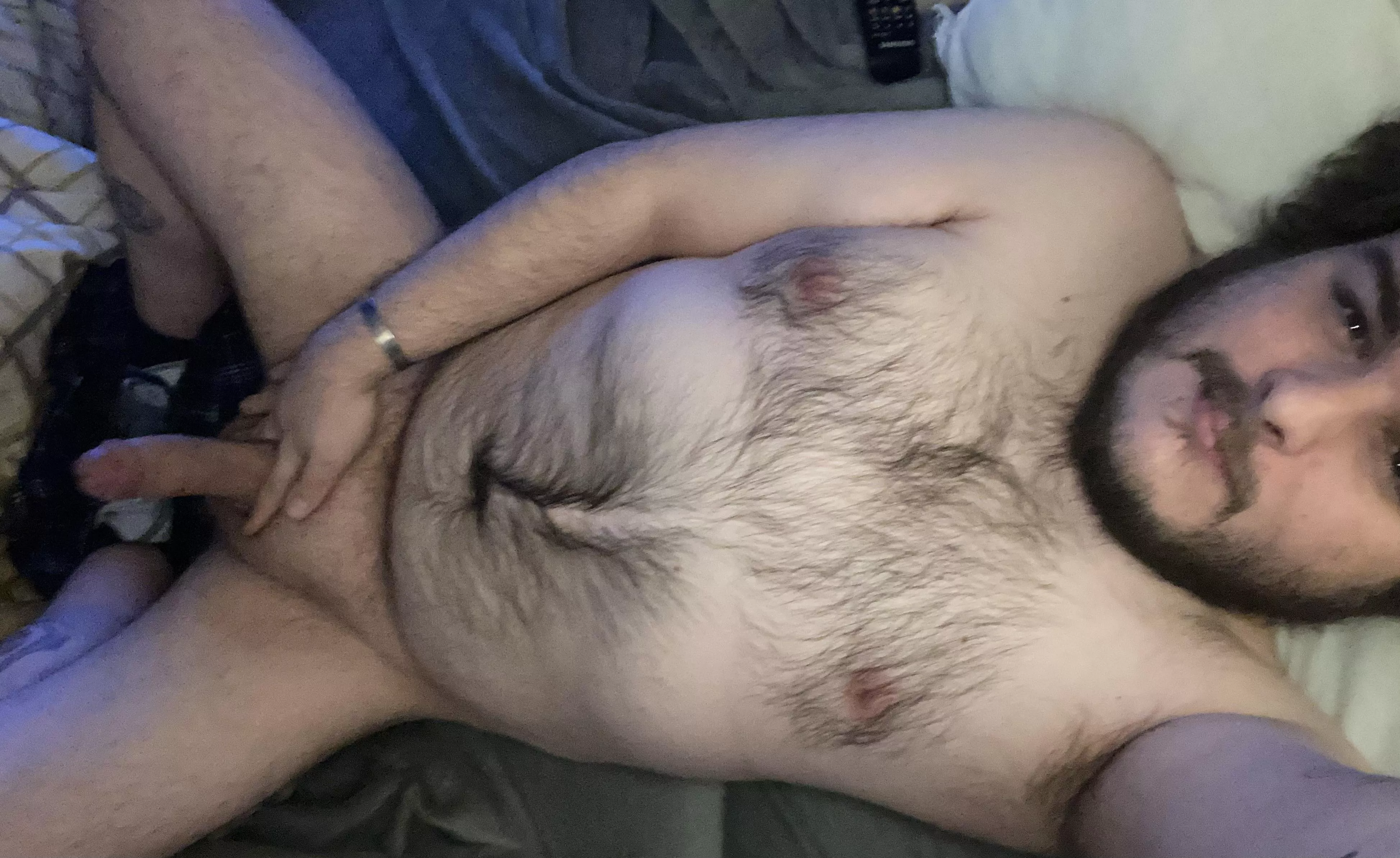 Any ladies like thicc hairy dudes? If so then… hello there