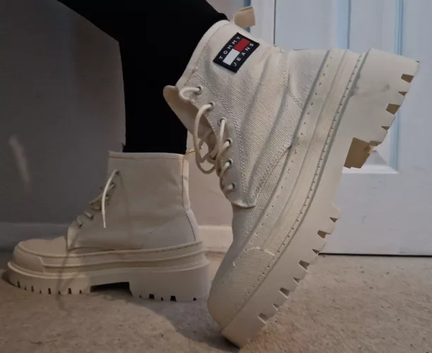 Are simple canvas boots allowed?