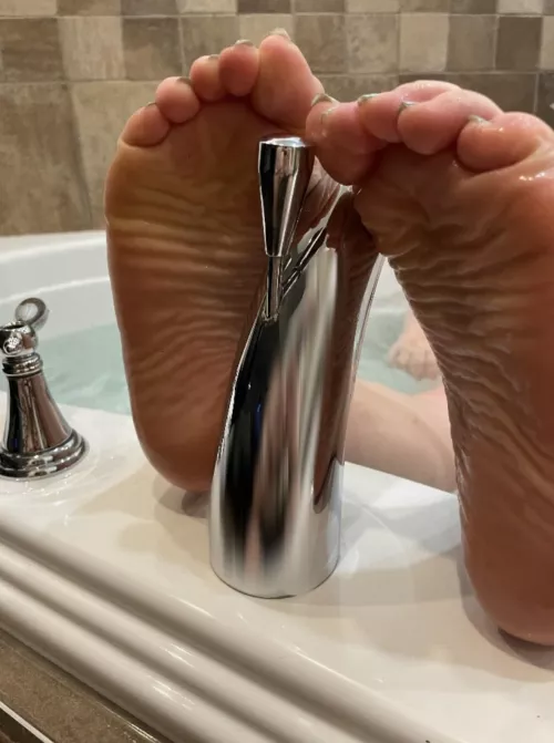 Do you like feet wrinkled? Or smooth? 👅👣