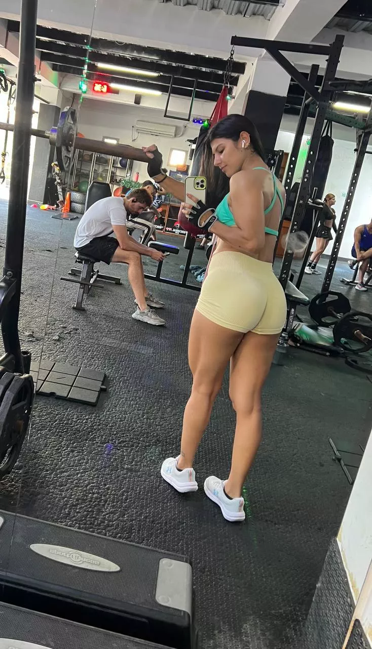 Flexing and getting that selfie just right