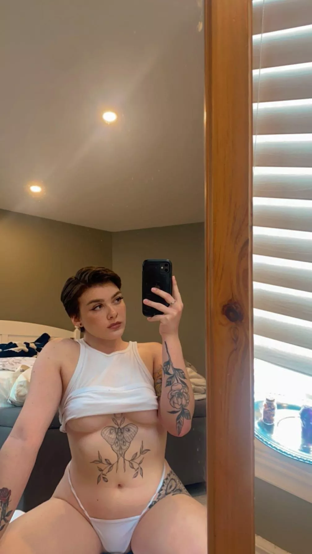 Good morning girls & nonbinary babes 🌈✨👀