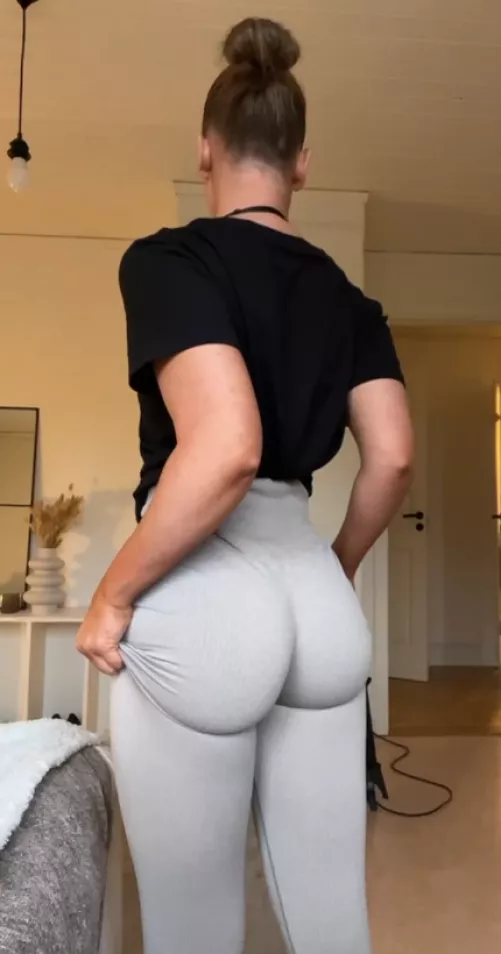 Is here anybody like grey leggings