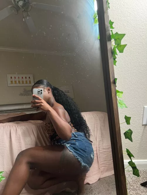 look at that thick thighs