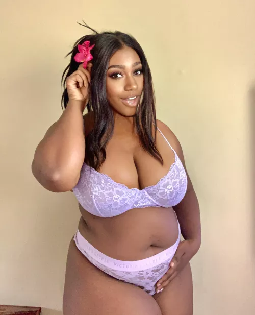 love a lil flower accessory