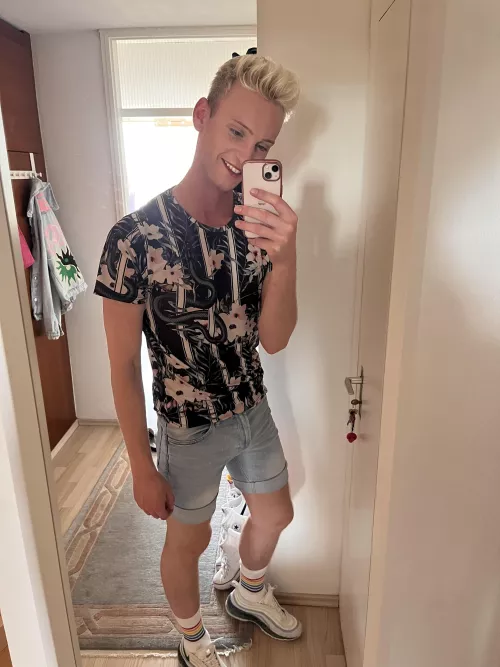 Loving my outfit, really shows off my 🏳️‍🌈 socks