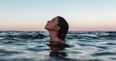 Many women are keen to have fun with their family members in one of the coastal areas, to swim in the sea water to spend an encounter in front of it and contemplate the beauty of nature, but what many women do not know is that sea water has many benefits
