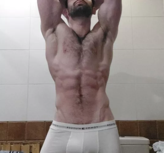 Muscule armpits with hair, little, or who cares?