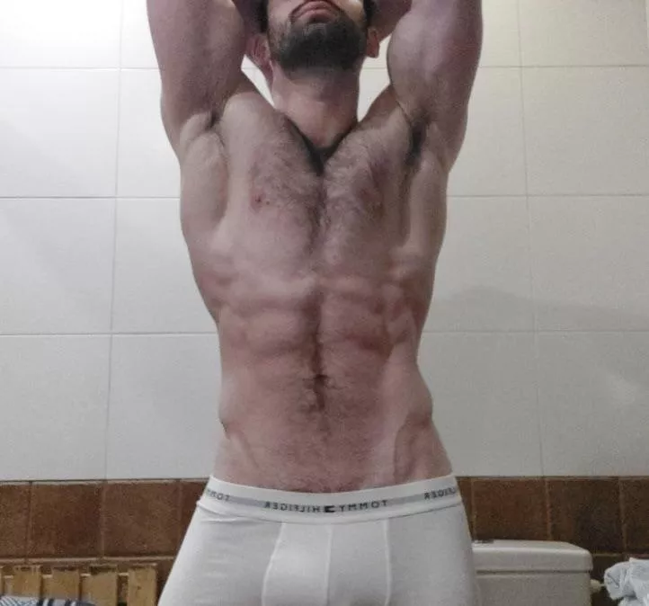 Muscule armpits with hair, little, or who cares?