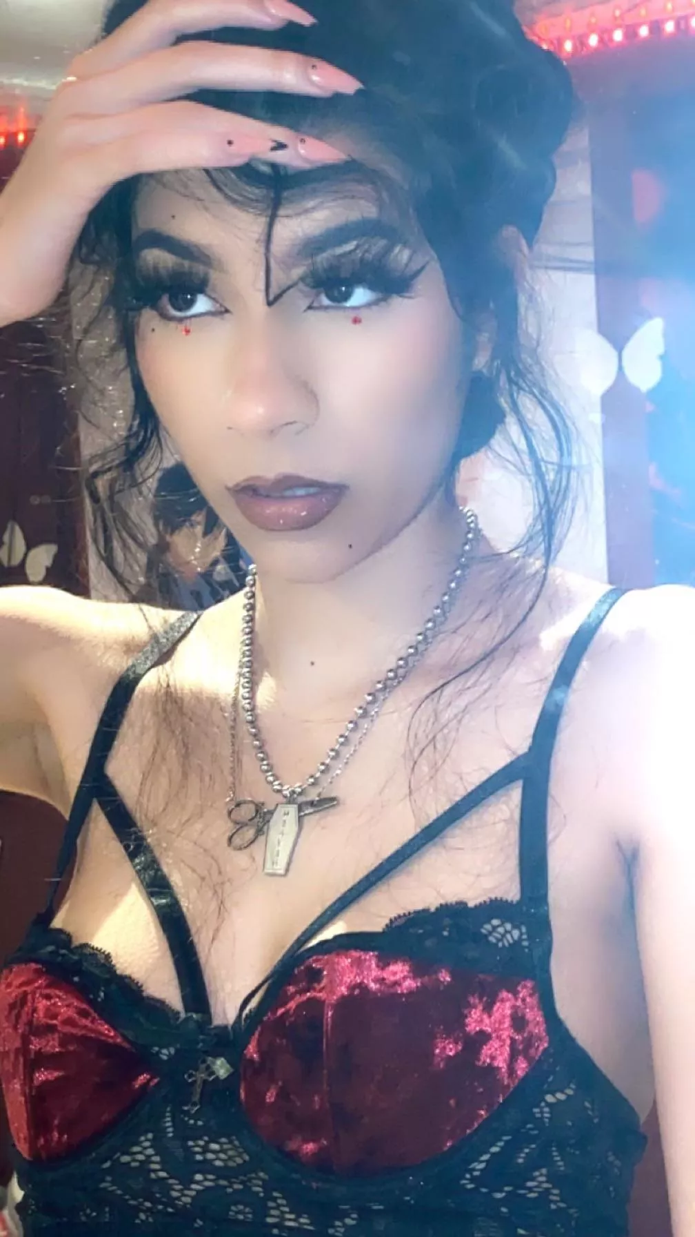 my dark red bustier looks so good on me