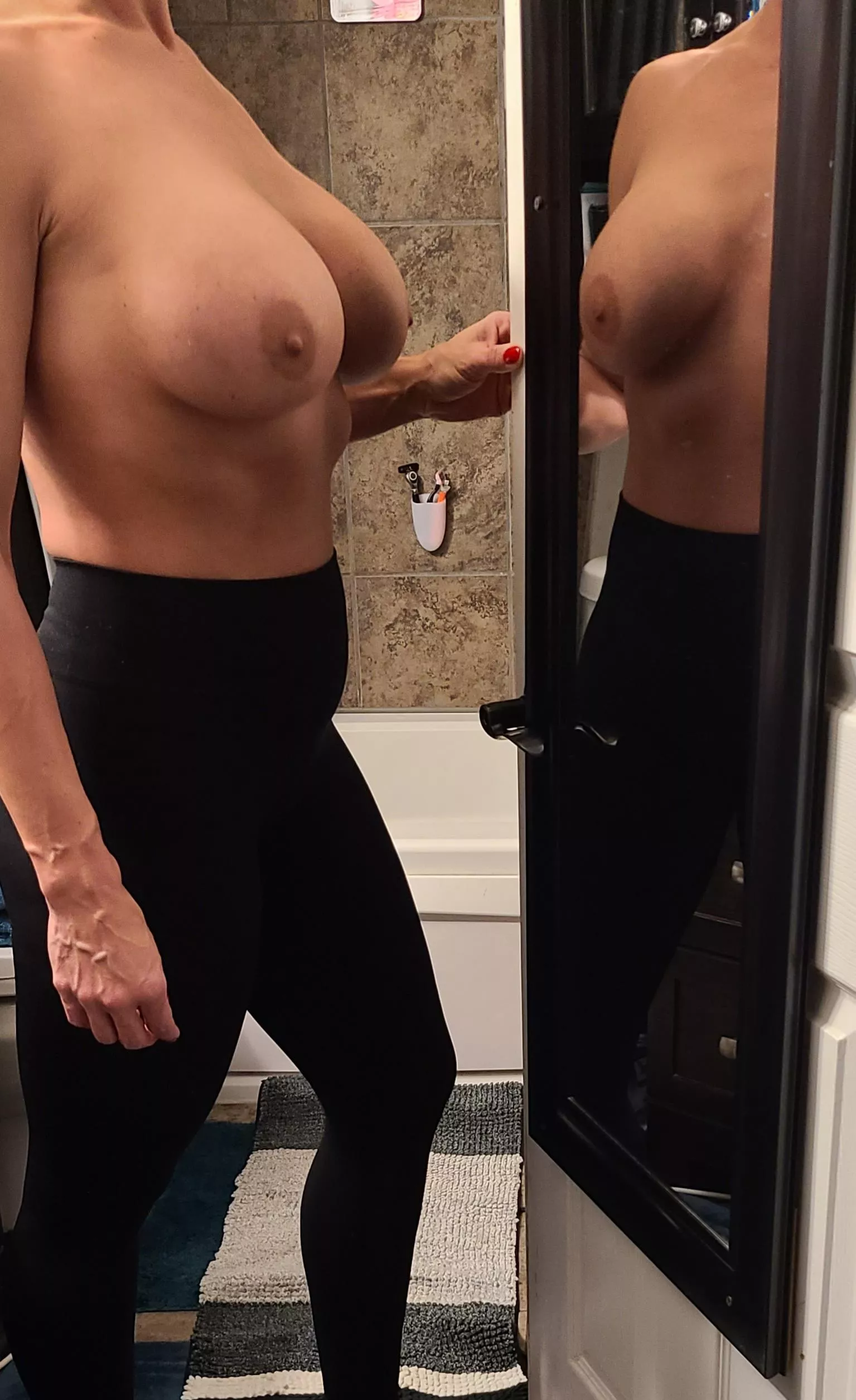 No Top Required....Just Yogapants ;)