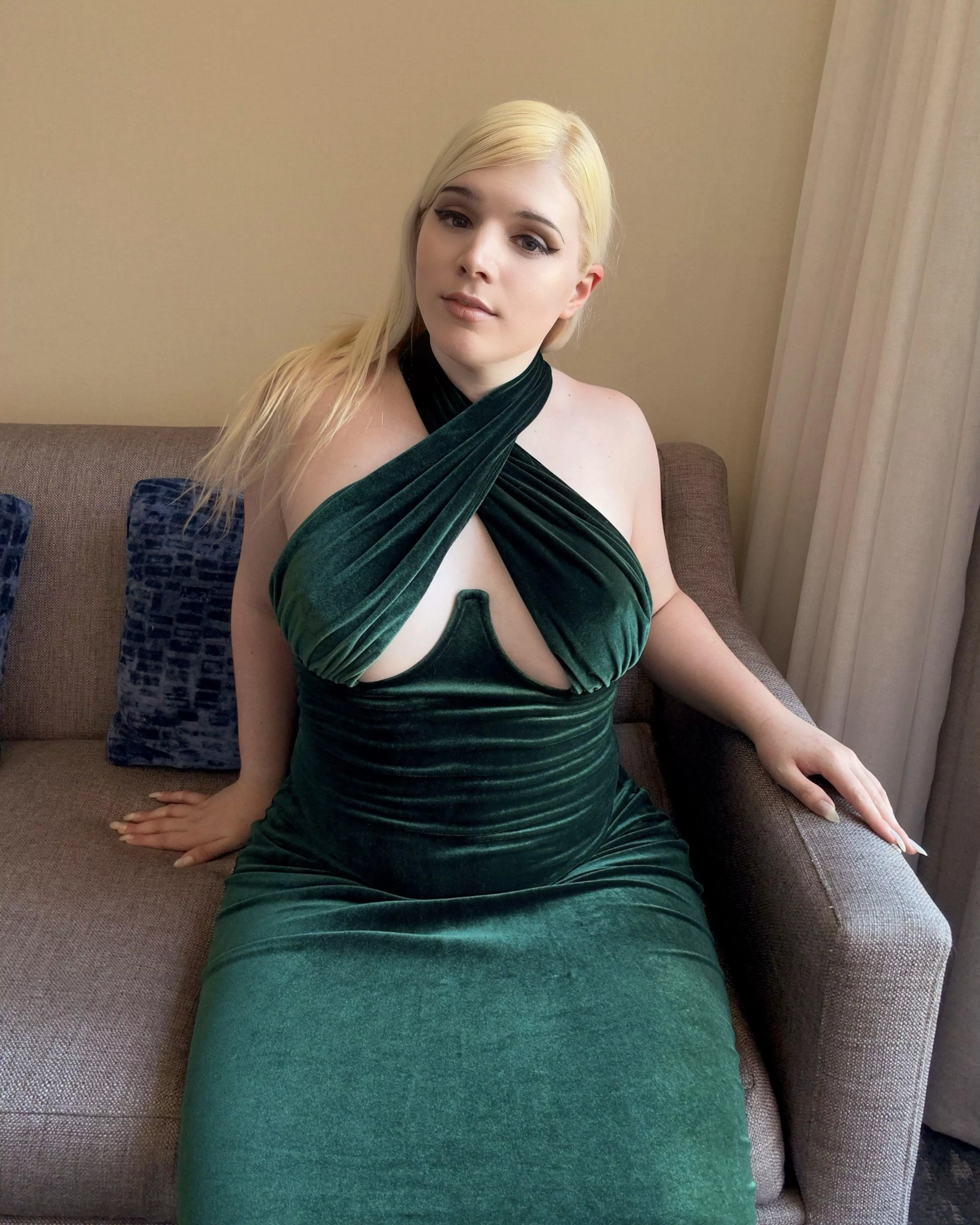 This curvy femboy hopes you’re having a good holiday season 🎄💖