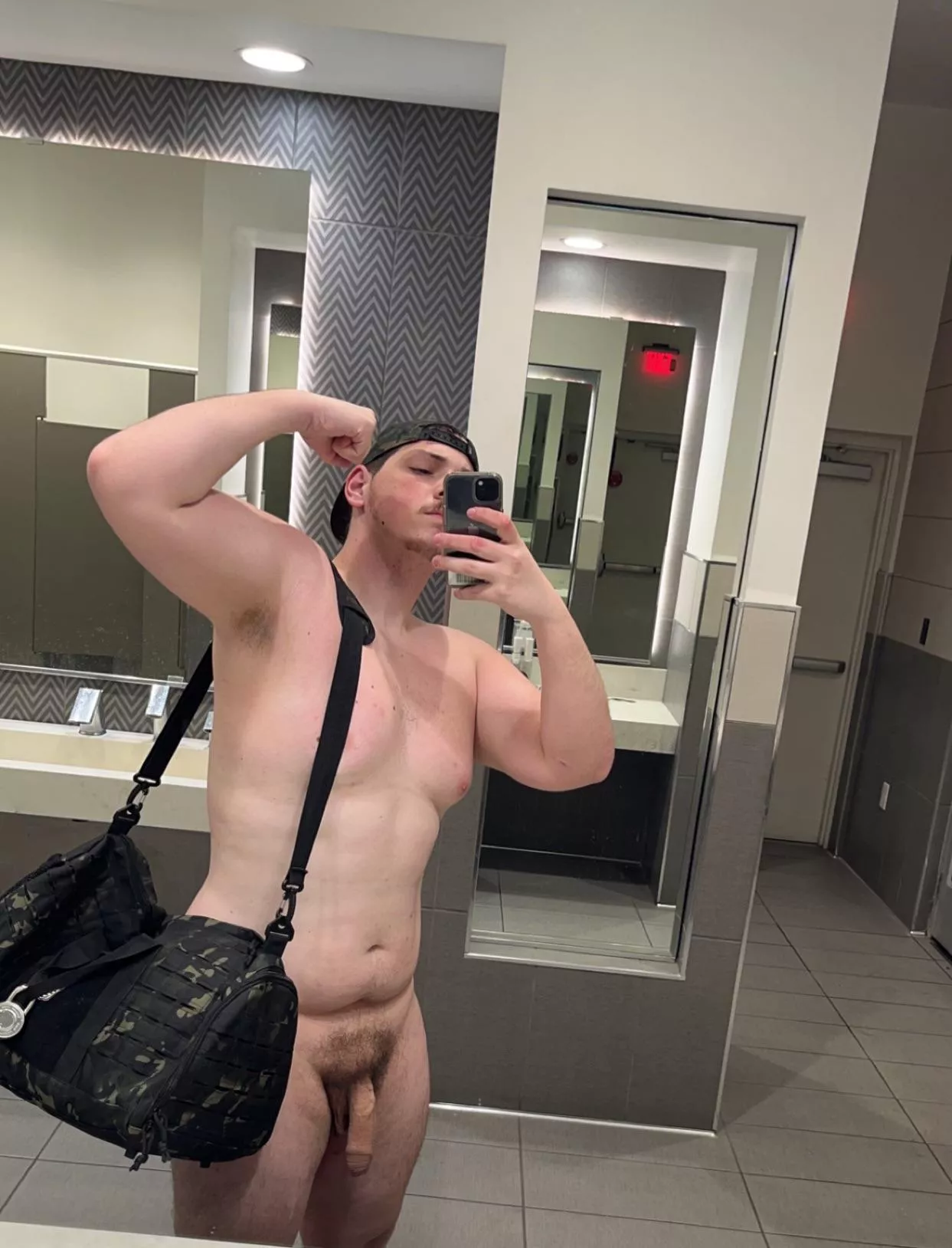 23 usa stocky country boy looking for older men and bears. hmu @BigBradScore