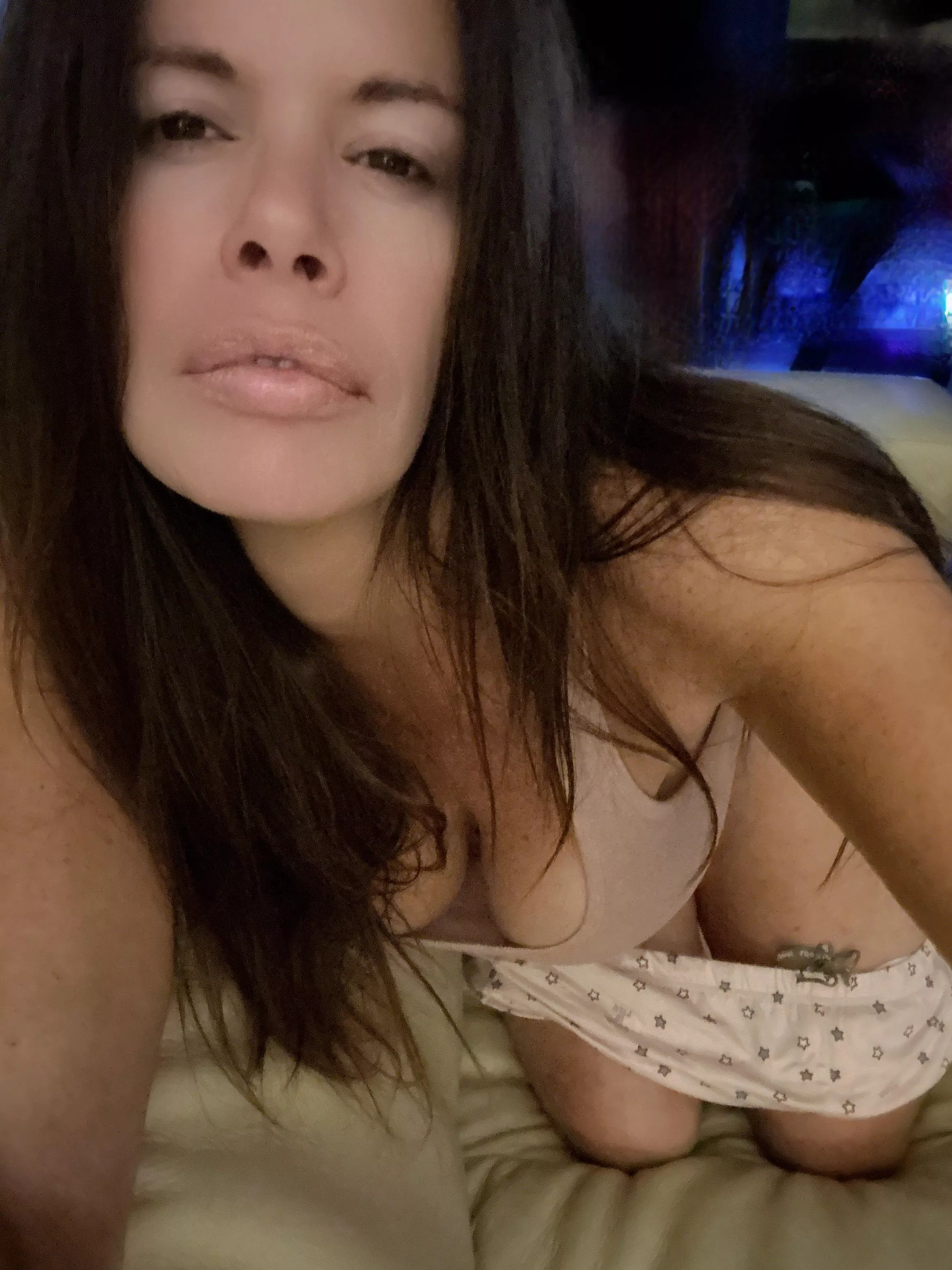 Anyone into hot moms