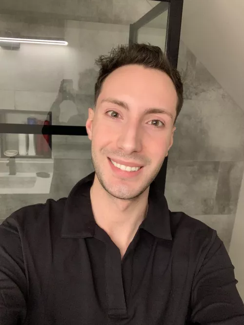 Are washroom selfies still even a thing